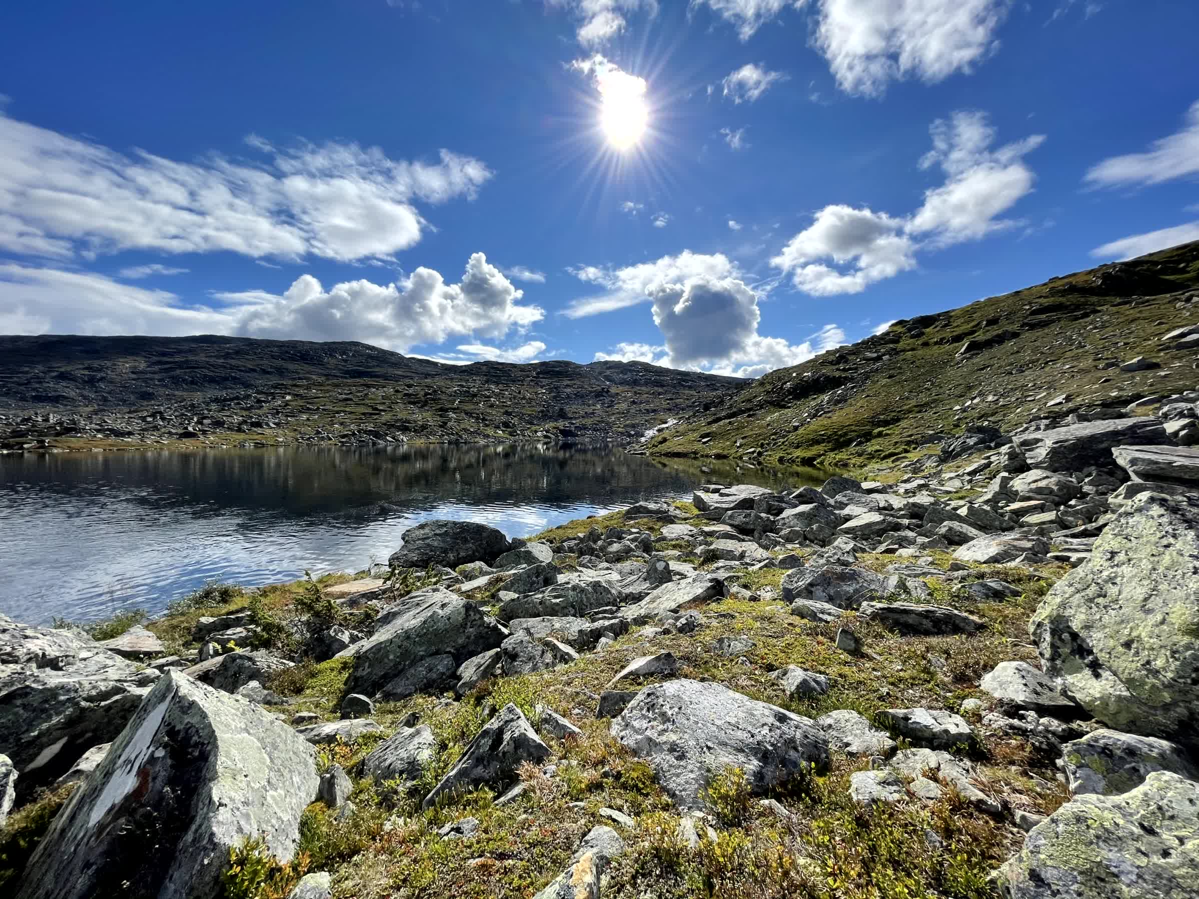 Nedanför Sjön Njuosejaure